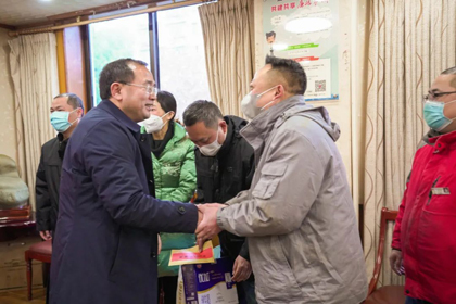 周錫江慰問(wèn)員工.jpg