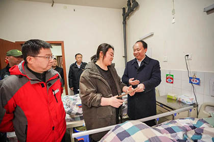 廖廷君慰問員工.jpg