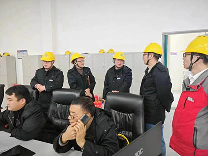 趙元柱檢查硝酸車間.jpg