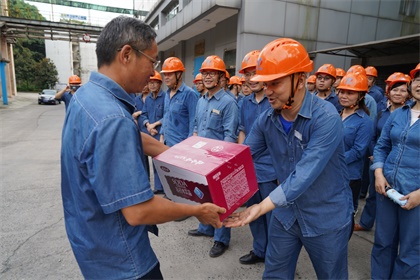 集團公司總經理寧忠培為公司一線員工送清涼