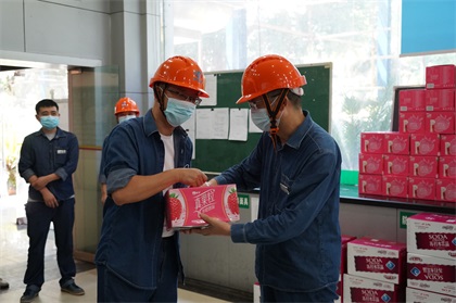 瀘天化股份公司總經理趙永清率隊開展“送清涼”慰問活動